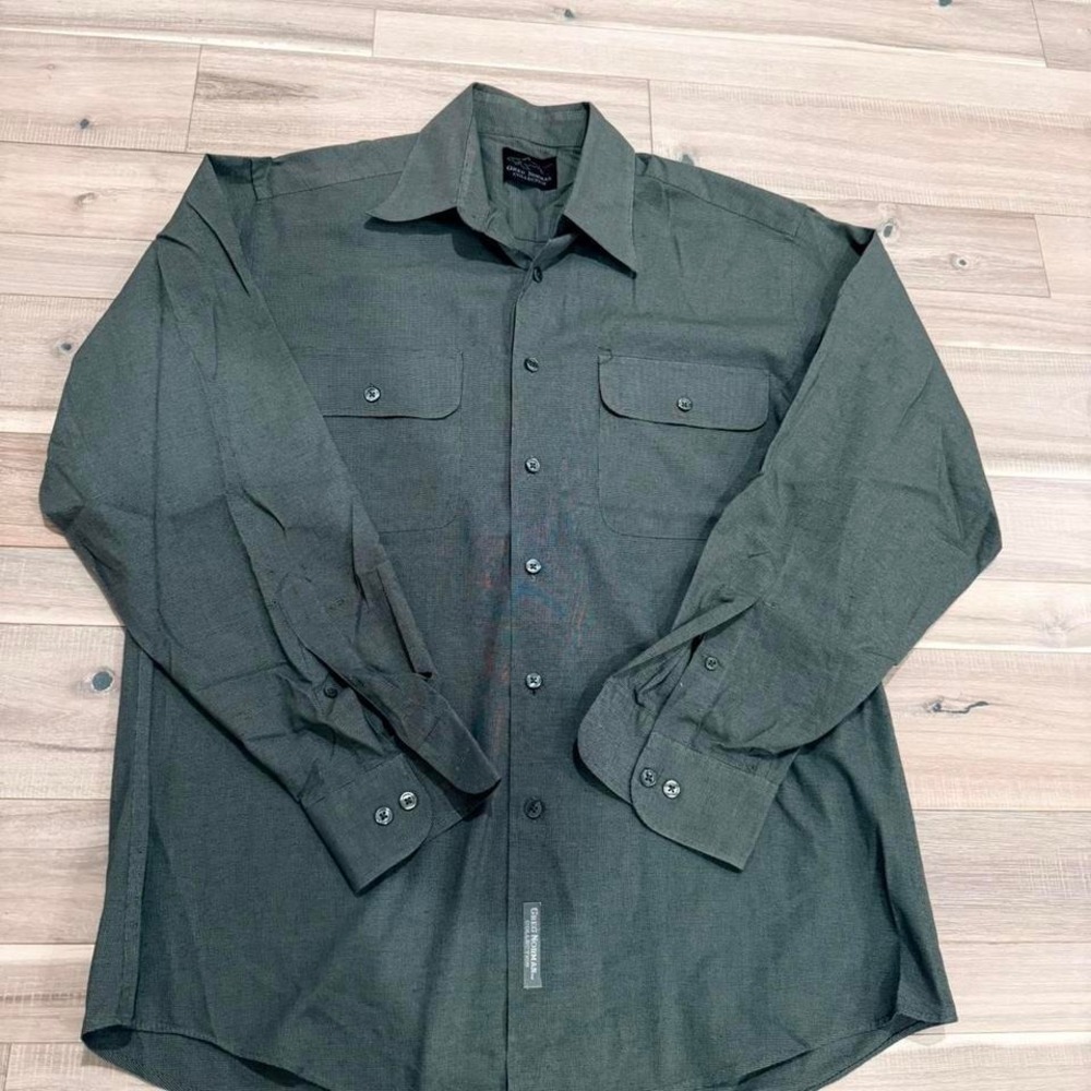 Greg Norman Grey button-up shirt with a relaxed fit sz Med